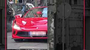 A scos Ferrari-ul la promenadă! Primele imagini cu Inna la volanul bolidului de sute de mii € primit cadou