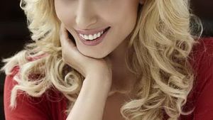 Iulia Vântur, entuziasmată de 1 Decembrie! Citeşte ce le-a urat blondina românilor, chiar de ziua lor!