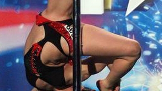 VIDEO Concurenta de la Romanii au Talent care face gimnastica la bara are 22 de copci la spate si sapte la cap