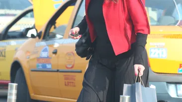 Andreea Berecleanu, pusa in dificultate de o fusta buclucasa. Vezi cum i s-a mulat pe forme!