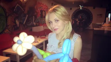 Andreea Ibacka, răsfăţată mai ceva ca un copil! A primit flori din baloane, dar nu de la soţ! Vezi cine i-a adus zambetul pe buze