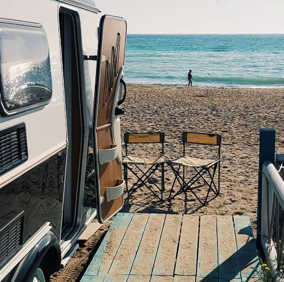 Ea şi familia ei se află în vacanţă la mare