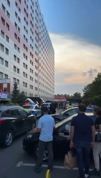 Încă un scandal în ”blocul vedetelor”: bătăi cu cuțite, cinci persoane au fost reținute
