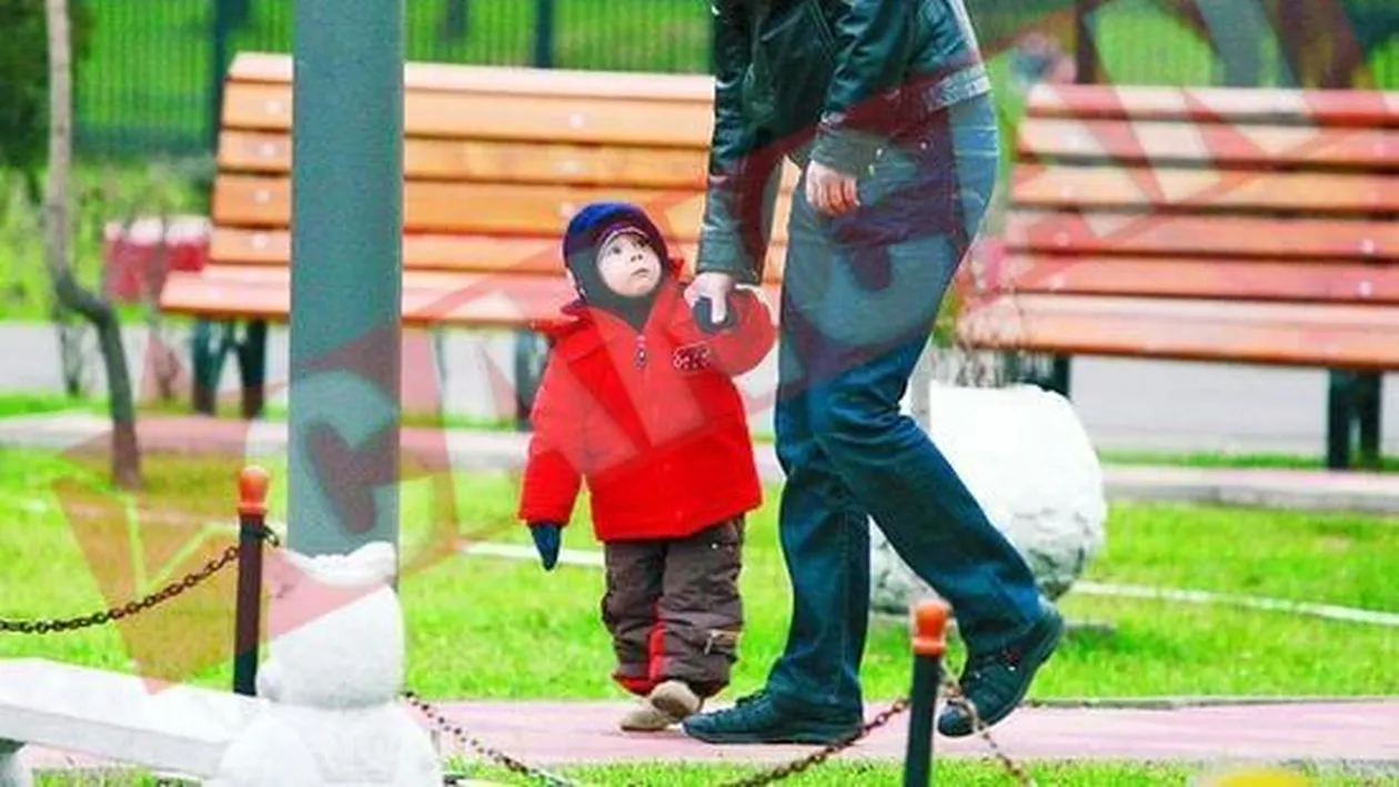 Se zbenguie cu baietii ei