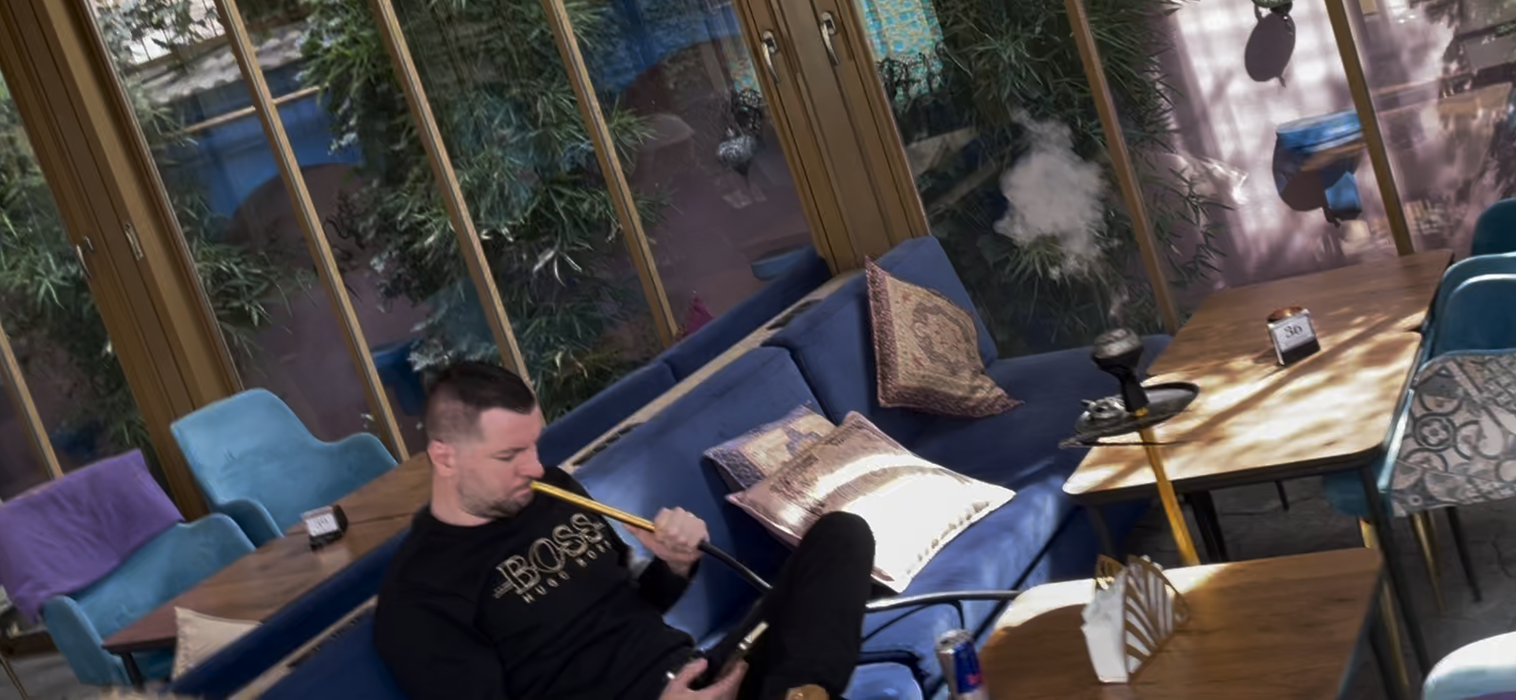 Fizz a băut un energizant și a tras din narghilea, în timp ce și-a rezolvat treburile pe telefon (Foto: CANCAN.RO)