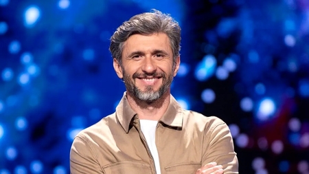 Dragoș Bucur a început munca de primăvară la țară! Actorul știe să manevreze un utilaj la care sigur nu te gândeai
