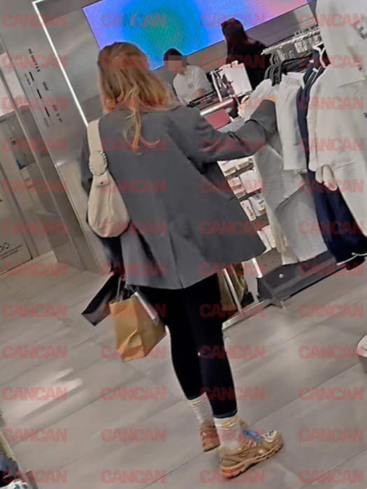 Oana nu este decisă, așa că zăbovește puțin printre standuri