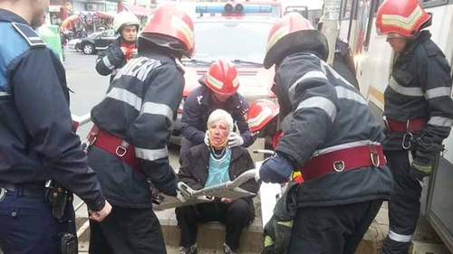 ULTIMA ORA! Accident grav in Bucuresti! O femeie a fost prinsa sub rotile unui tramvai!