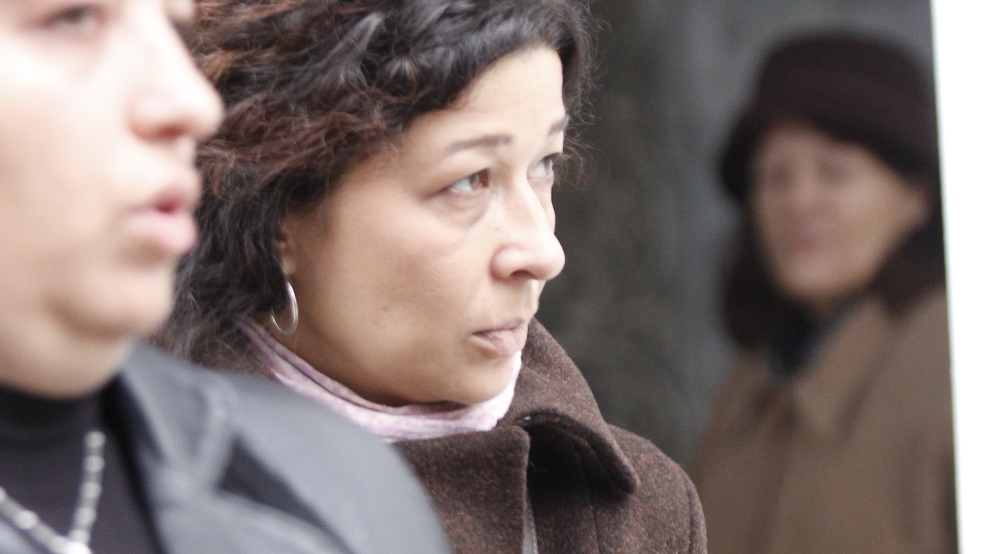 Isi revine cu greu dupa disparitia tatalui sau. Carol, fiul lui Serban Ionescu, ajutat de colegi sa depaseasca perioada neagra
