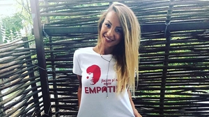 Fotografia ASTA, cu posteriorul bombat al FLAVIEI, l-a făcut pe un fan să-şi piardă minţile! Ce mesaj indecent a primit "Vecina"
