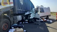 Accident mortal în Ialomița. O dubiță a intrat din plin într-un tir. O femeie a murit pe loc