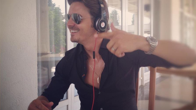 Mihai Petre, asa cum nu credeai ca o sa-l vezi vreodata! Mixeaza cu castile pe urechi ca un veritabil DJ