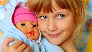 Fetite de 12 ani, platite cu papusi pentru a promova trupe pop!