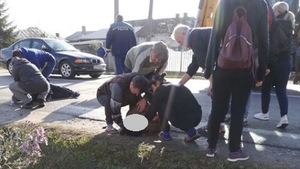 Se duceau să ia copiii de la grădiniță, dar n-au mai ajuns. Două femei din Răzvad, lovite în plin de o mașină, pe marginea drumului