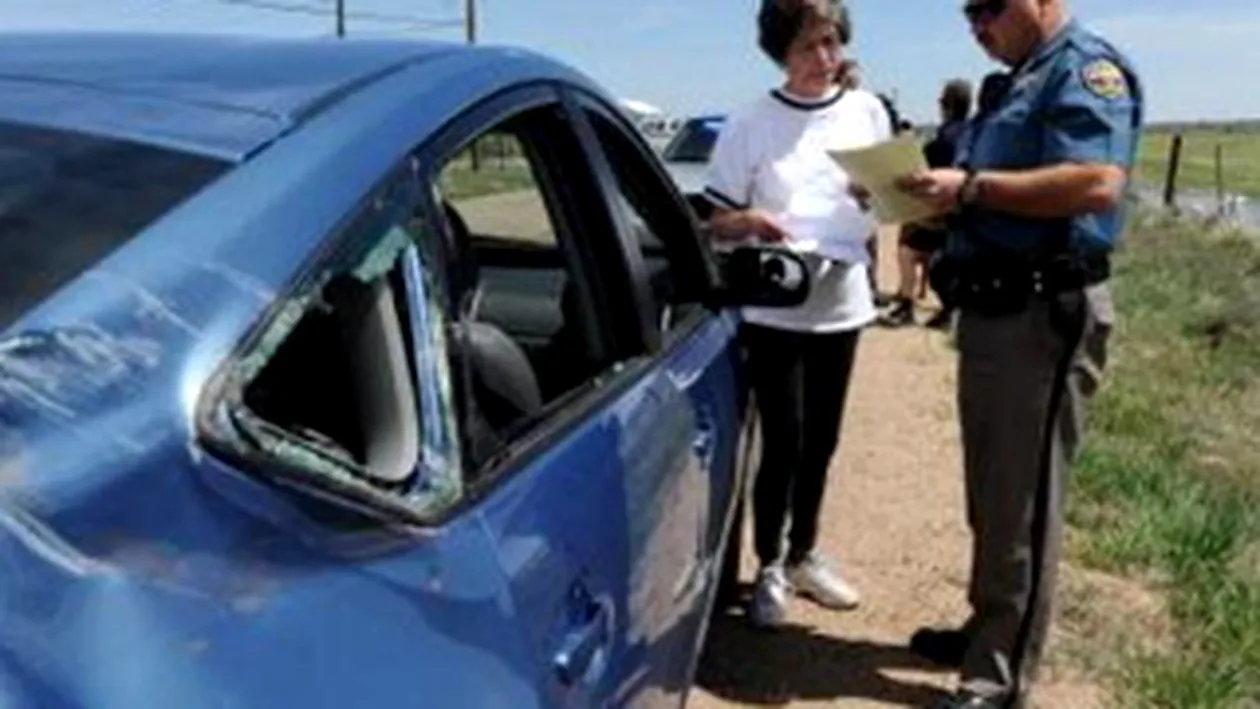 VIDEO Un avion a lovit o masina iar pilotul a fugit de la locul accidentului!