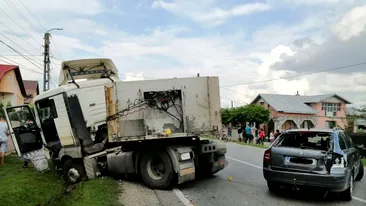 Accident cumplit în Dâmbovița. Un tir a acroșat doi pietoni și apoi a izbit un autoturism