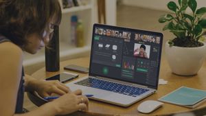 A ieșit din duș și a intrat din greșeală în cadru în timpul cursurilor online ale fiului său. Ce s-a întâmplat după