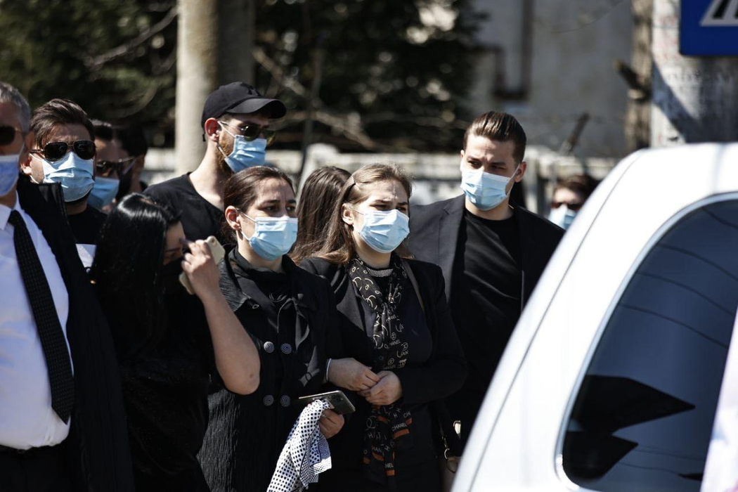 Membrii cortegiului funerar au respectat pe tot parcursul regulile sanitare, date de autorități ( foto CANCAN)