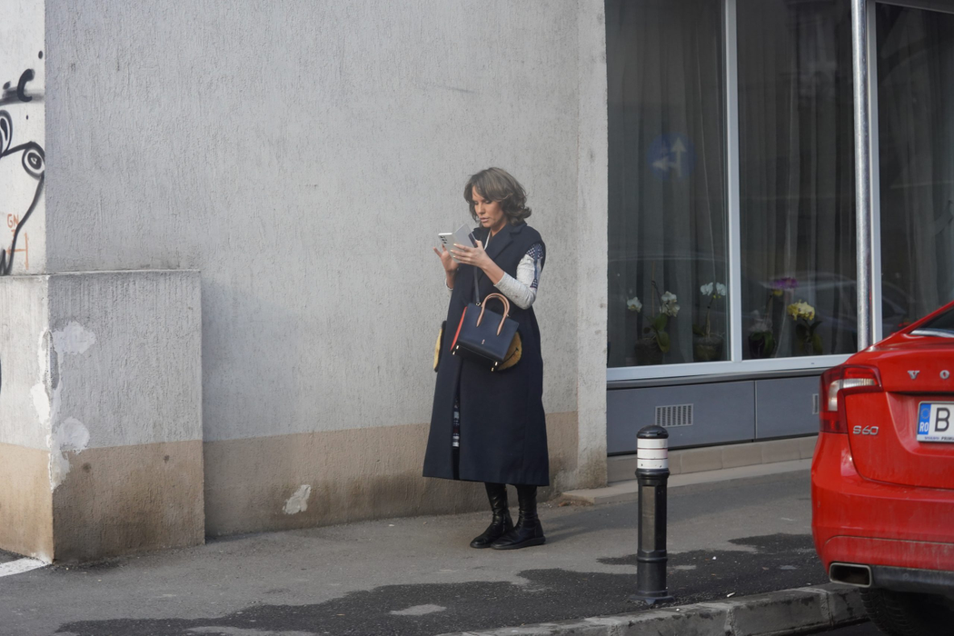 Anna Lesko își verifică mesajele din mers (Foto: CANCAN.RO)