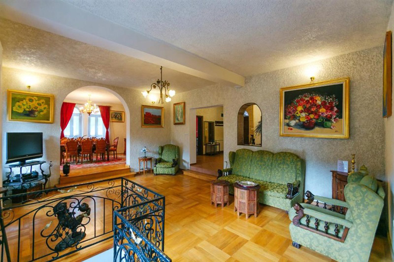 Living generos, cu șemineu în zona de dining/Sursa: romania.directbooking.ro