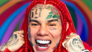 Casa lui Tekashi 6ix9ine a fost invadată de bărbați înarmați! Mama artistului care a cântat la 'Beach, Please!',  ținută cu forța