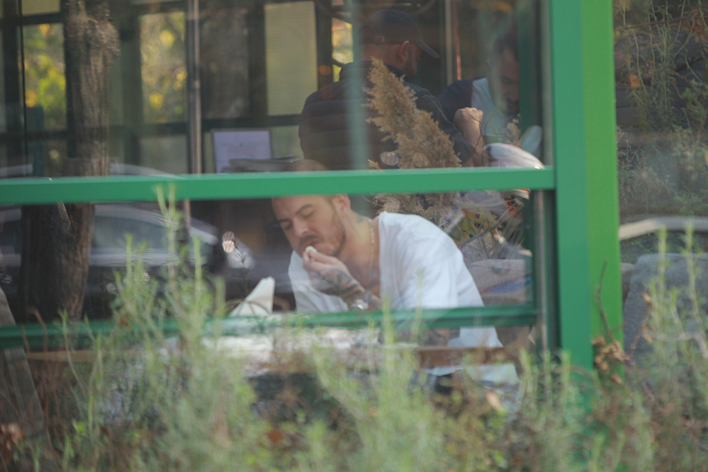 După ce a alimentat, Denis Alibec a luat și prânzul, tot în benzinărie (SURSA FOTO: CANCAN.RO)