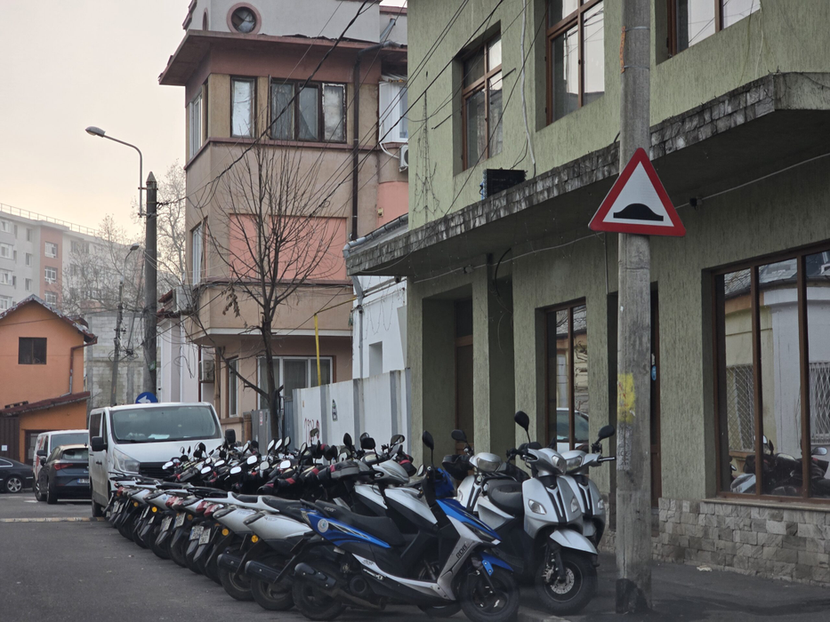 Cum trăiesc nepalezii care ne aduc pizza și sushi la ușă: zeci de scutere și povești ascunse într-o vilă de la Gara de Nord