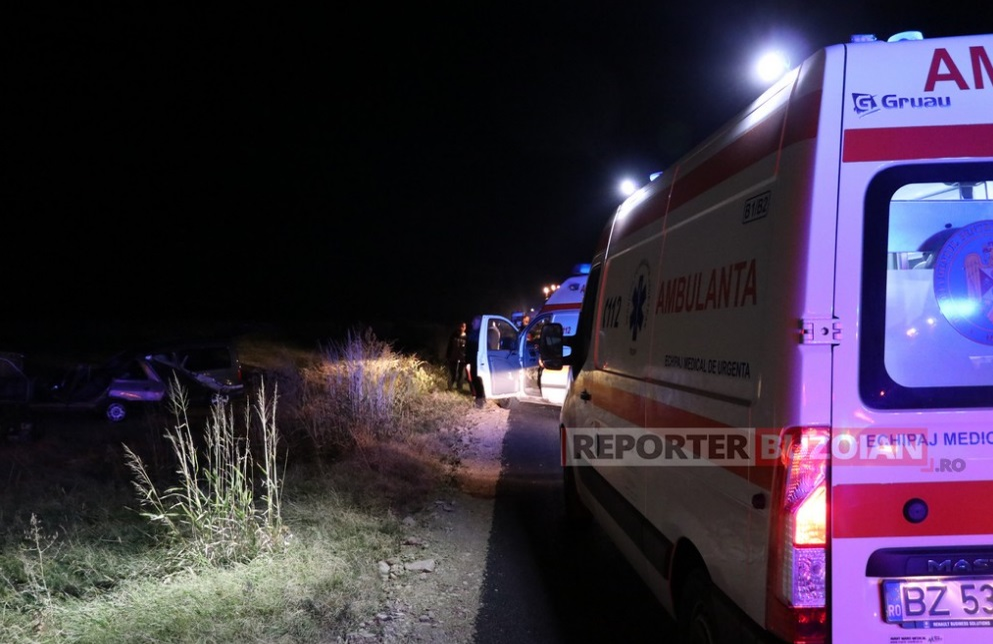 Impact frontal între o Dacie 1310 şi un VW în Buzău! Au murit pe loc: pe cine au găsit poliţiştii la volan