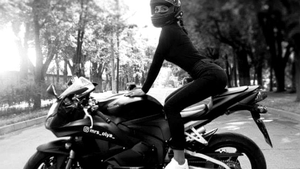 A murit cea mai sexy motociclistă din lume! Olga avea numai 22 de ani