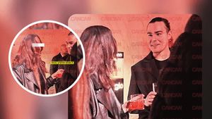 Radu Ștefan Bănică, numai un zâmbet în compania unei domnișoare la petrecere. Imaginile care s-ar putea să nu-i pice bine iubitei lui!