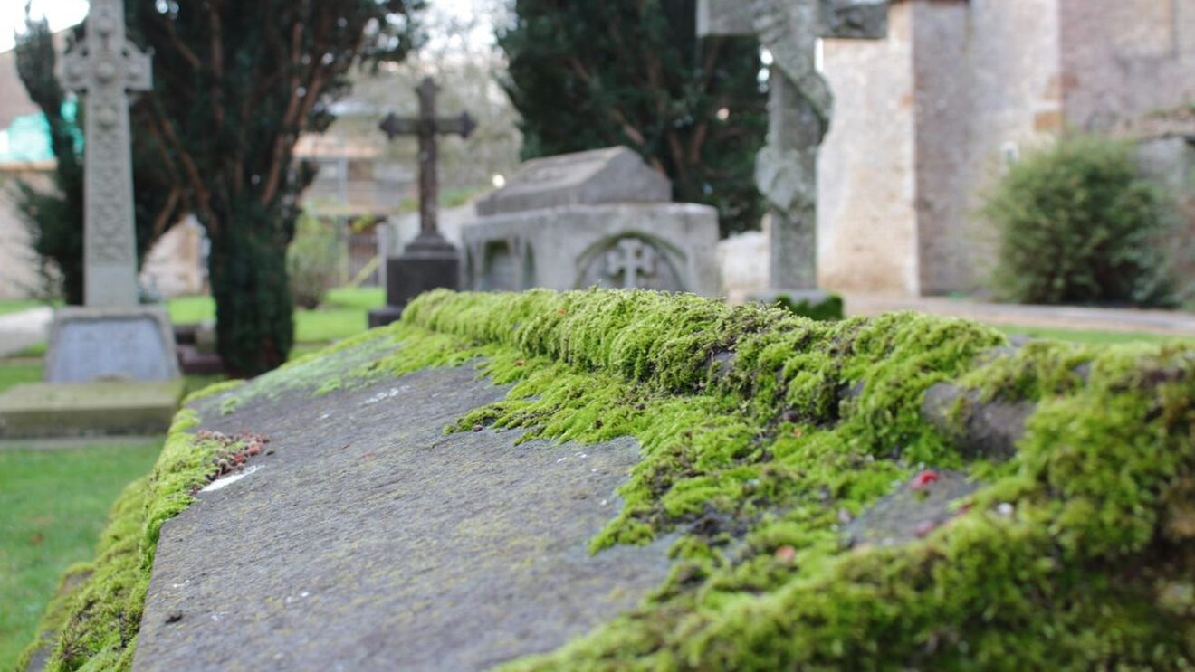 Interdicție nouă la înmomântări. Ce nu mai are voie să aducă familia defunctului la mormânt