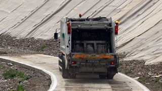 30 de masini pline cu gunoi au fost blocate de lucratori la poarta rampei din Dambovita!