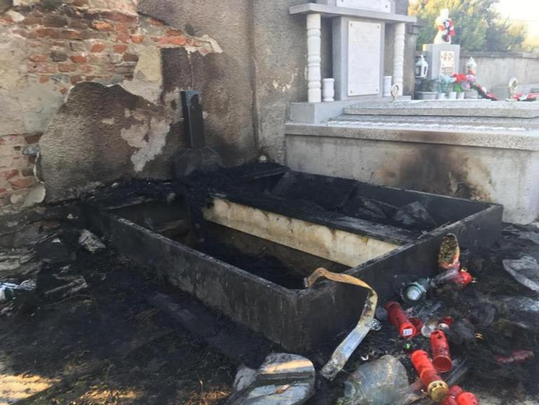 FOTO. Mormântul lui Marius Martinescu, fost primar al Lugojului, incendiat! “Se văd lovituri pe cruce, cineva a spart-o!”