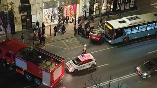 Accident în Capitală! Un autobuz STB și două mașini, implicate. Unul dintre vehicule, răsturnat