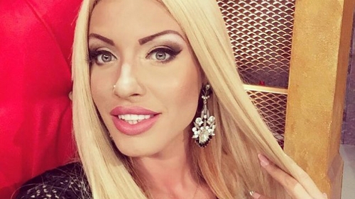 Loredana Chivu, ţinută de infarct la piscină. Ce facea în spatele ei un fan încins!