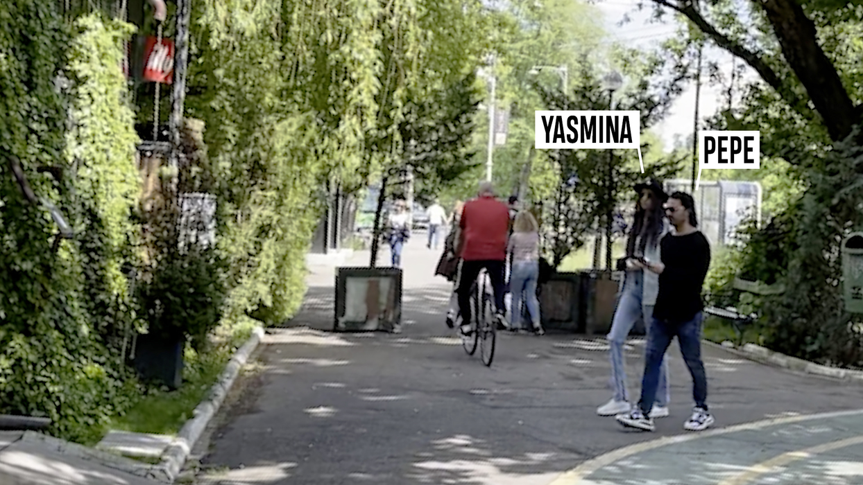 Pepe, alături de Yasmina, bruneta care l-a invitat la ziua ei