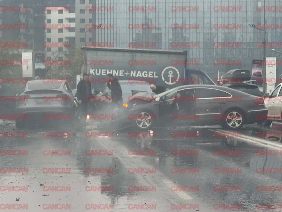 Grav accident în Capitală. Trei persoane rănite, după ce un șofer a lovit două mașini și un autobuz