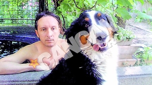 Fata nevazuta a fostului manager din Ghencea. Meme Stoica ajuta cu hrana un adapost de caini din Chitila