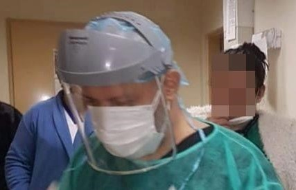 Medicii din România se simt umiliţi în lupta cu noul coronavirus: “Aşa ne-am echipat ca să vedem un pacient”. Ce improvizaţii au făcut