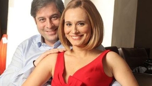 ANDREEA ESCA s-a distrat ca o adolescentă cu soţul ei în club! Cei doi au fost surprinşi în tandreţuri