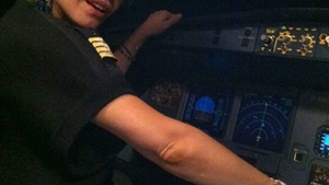 Uite-o pe Loredana Groza, pilotand un avion