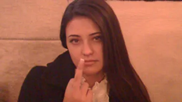 Antonia face un gest obscen intr-o fotografie care te va face sa-ti schimbi parerea despre solista! Pentru cine crezi ca a ridicat degetul mijlociu?