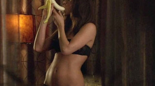 Jennifer Aniston ne arata cum se mananca o banana