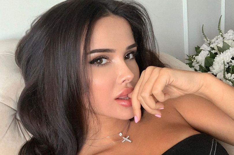 A dat lovitura! Are doar 19 ani și câștigă 40.000 de dolari pe săptămână! Ce face această brunetă pentru un prinț arab