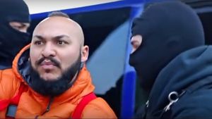 Cum o şantaja manelistul Dani Mocanu pe una dintre fetele sale! Terorizată la Londra