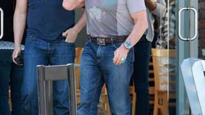 Imagini de pus in rama! Arnold s-a prostit la batranete - Si-a vopsit ciocul, si-a pus un ghiul de vrajitoare la mana si poarta un ceas mai mare ca bicepsul lui - Foto demential