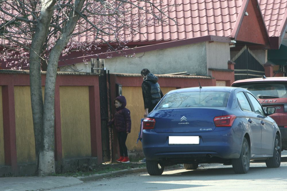 Marius Elisei și Isabela intră în vila din Tunari