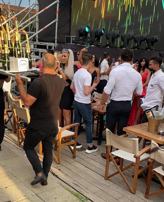 Șampania scumpă a curs râuri-râuri în NUBA Mamaia, la masa la care s-au cantonat Andreea Podărescu, Simona Trașcă și Loredana Chivu