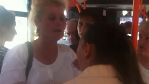 Un nou scandal filmat in RATB! O femeie controlor a fost BATUTA si aruncata din autobuz de mai multi calatori furiosi
