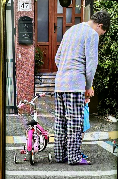 Nicușor Dan, surprins în pijamale pe stradă, în miezul zilei. Imaginile care s-au viralizat
